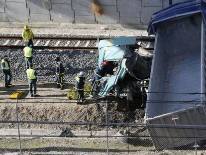 Retrasos en el AVE a Zaragoza tras la caída de un camión sobre las vías