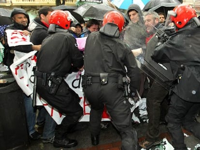 Agentes de la Ertzaintza forcejean con los manifestantes.