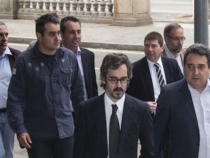 Manuel Bustos, a la derecha, acompañado de su abogado y equipo en Sabadell, ayer a la entrada de la Audiencia.