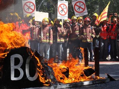 ‘Mossos’ contra bomberos en el Parlament