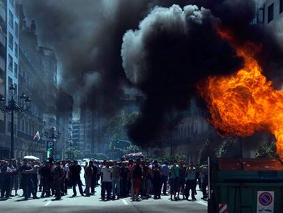 Los trabajadores del naval se manifiestan a la espera de la decisión de Almunia