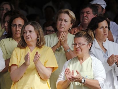 Personal del Hospital Clínico de Santiago tras el minuto de silencio que han guardado como homenaje a las víctimas.