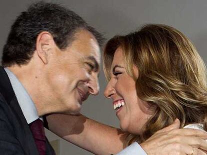 El expresidente Zapatero saluda a la nueva presidenta de la Junta de Andalucía.