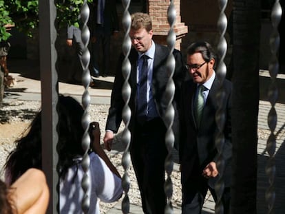 Mas, durante su visita en Tortosa, acompañado del alcalde de la localidad.