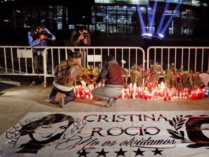 Velas y flores para las cinco víctimas mortales del caso Madrid Arena
