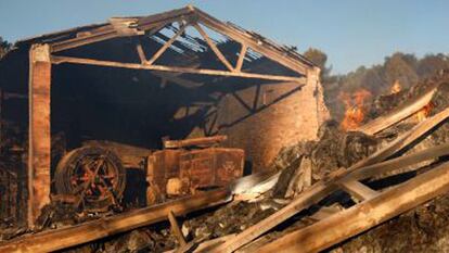 Casa arrasada por el fuego del Baix Empordà.