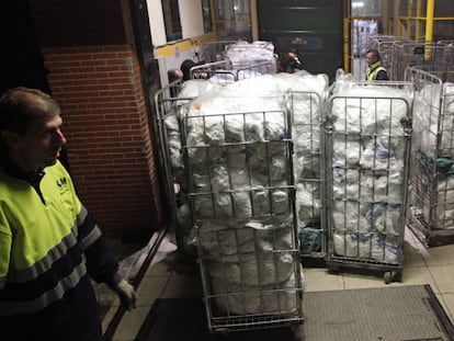 La lavandería central hospitalaria retoma su actividad a bajo ritmo, según Sanidad