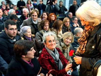 Rosa Rodero, de pie, saluda a Edurne Brouard, segunda a la izquierda, y Asun Zabala.