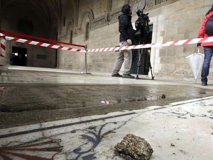 Goteras y desprendimientos por las fuertes lluvias en la Catedral de Santiago