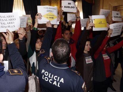 Protesta en el pleno de Alicante.