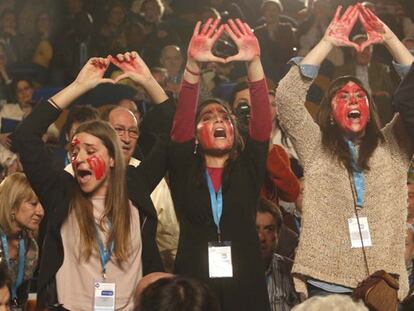 Activistas irrumpen con gritos a favor del aborto en el congreso del PP vasco