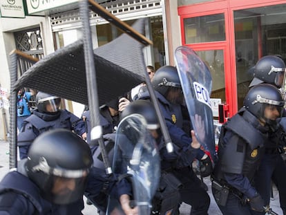 Batalla campal a las puertas del Parlamento entre marineros y policías