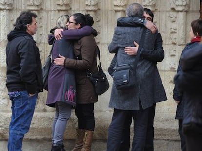 Famliares de la niña fallecida a la salida del funeral.