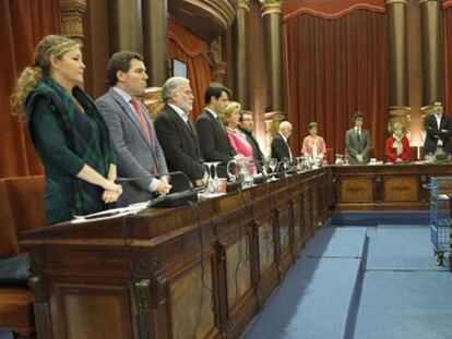 Momento en el que los ediles del PNV, PSE y PP guardan un minuto de silencio por Suárez y Azkuna, mientras el alcalde Izagirre y los concejales de Bildu permanecen sentados.