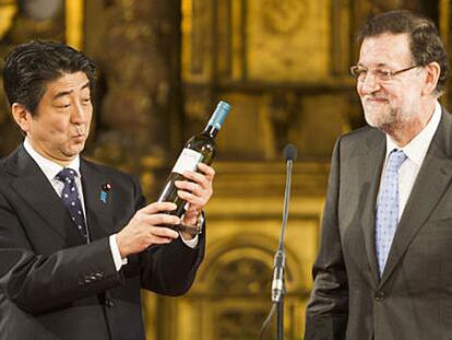 Un primer ministro nipón visita España después de 11 años