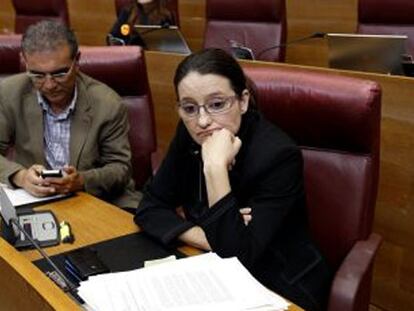 Suspendido el pleno de las Cortes al negarse Mònica Oltra a ser expulsada