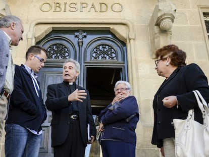 Vecinos del pueblo reunidos en el obispado.
