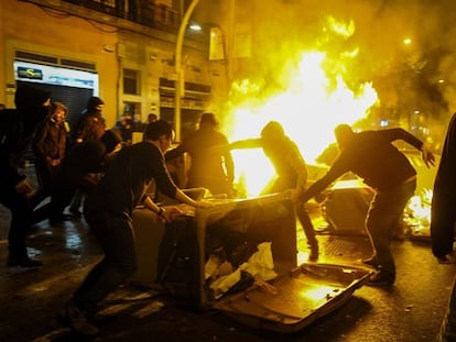 Encapuchados queman un contenedor en el barrio de Sants.