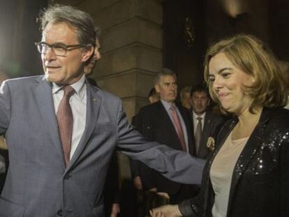 Sáenz de Santamaría y Mas en un acto anoche en Barcelona.