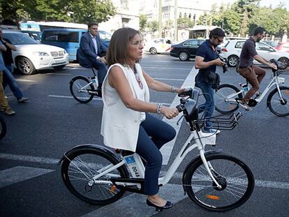 Botella estrena las nuevas 'bicis' eléctricas de Madrid.