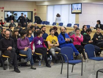 Los acusados del asedio al Parlament durante el juicio.