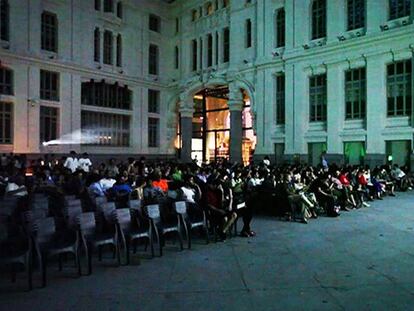 Espectadores en el cine de la Galería de Cristal del Ayuntamiento.