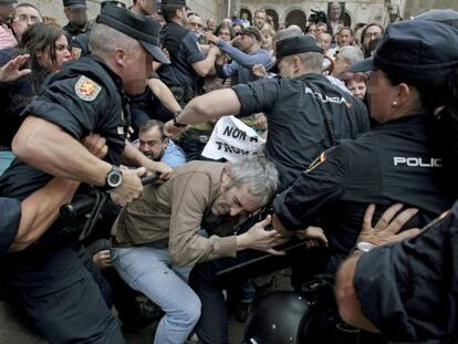 La policía intenta dispersar a los manifestantes, en Santiago.