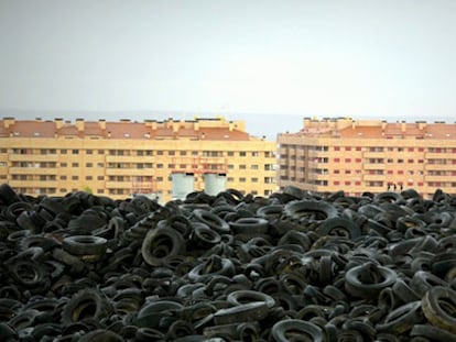 Miles de neumáticos frente a una urbanización de Seseña.