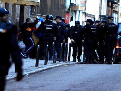 Tres personas abandonan la casa sin oponer resistencia.