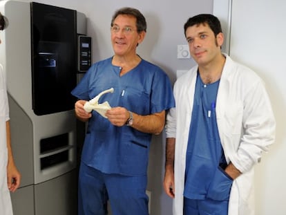 El doctor Mikel Sánchez enseña el funcionamiento de la impresora de huesos.