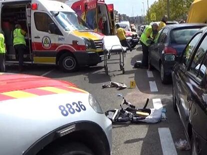 Carrito del bebé atropellado destrozado en el suelo.