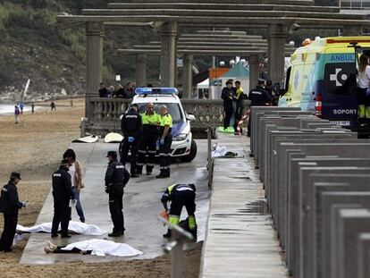 Los cuerpos de los dos jóvenes tendidos en la playa de Zarautz.