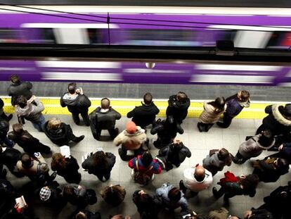 Un convoy del metro pasa por la estación de Nuevos Ministerios en enero de 2013.