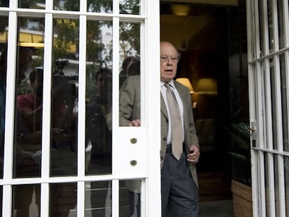 Jordi Pujol sale de su casa este martes.