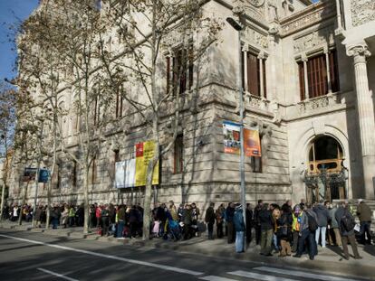 Colas ante el Palacio de Justicia de Barcelona.