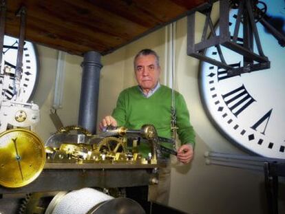 Jesús López Terradas, responsable del mantenimiento del reloj de la Puerta del Sol.