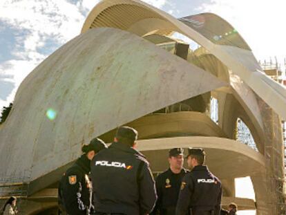 Agentes de la policía, en el Palau de les Arts, este martes.