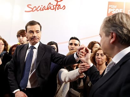 Tomás Gómez recibe el apoyo de sus compañeros del PSM, durante la rueda de prensa.