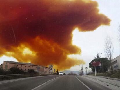 Nube de humo tóxico sobre la población de Igualada.