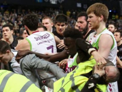 Trifulca entre jugadores del Bilbao Basket y el Laboral Kutxa / Alfredo Aldai (EFE) / Vïdeo: L. Endesa