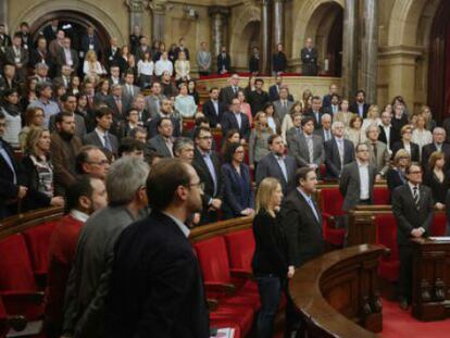 Minuto de silencio en conmemoración a las víctimas en el Parlamento de Cataluña.