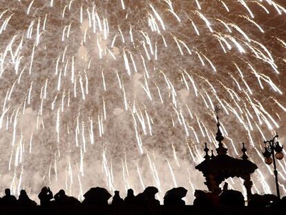 Castillo de fuegos artificiales durante la Nit del Foc.