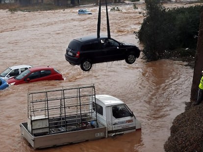 Coches rescatados de la crecida del río Palanca a su paso por Sagunto.