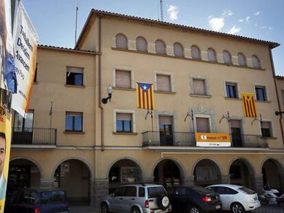 Fachada del Ayuntamiento de Navàs (Barcelona), gobernado por la CUP, con la bandera 'estelada' en el balcón.