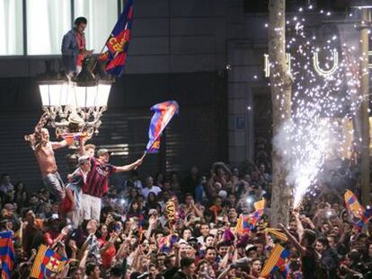 Aficionados celebran el título del FC Barcelona en Canaletas.