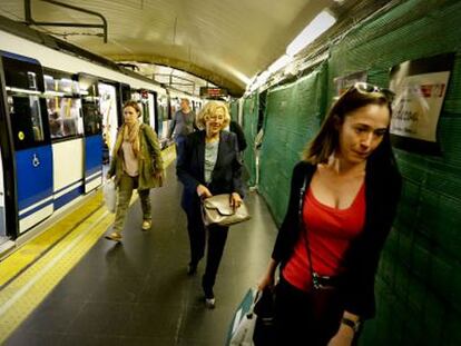Manuela Carmena hoy en el Metro de Madrid.