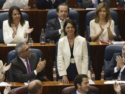 Paloma Adrados (PP), aplaudida por sus compañeros de partido.