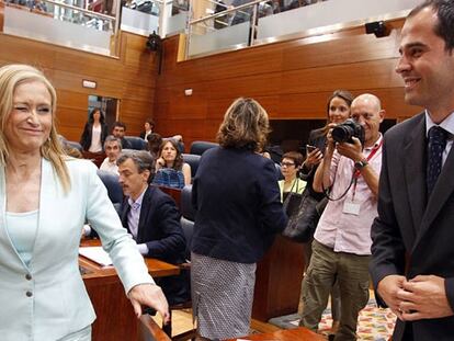 Cifuentes y Aguado se saludan en la Asamblea.