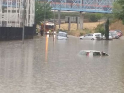 En la imagen, una calle inundada junto a los recintos feriales en la M-40.