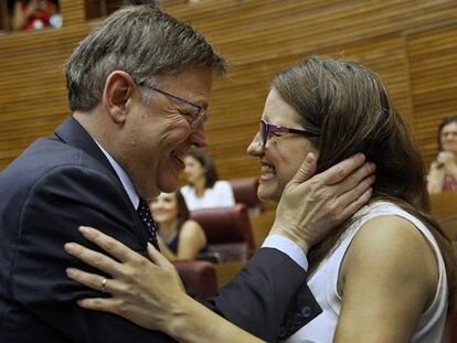 El socialista Ximo Puig con Mònica Oltra, de Compromís, en la sesión constituyente de las Cortes.